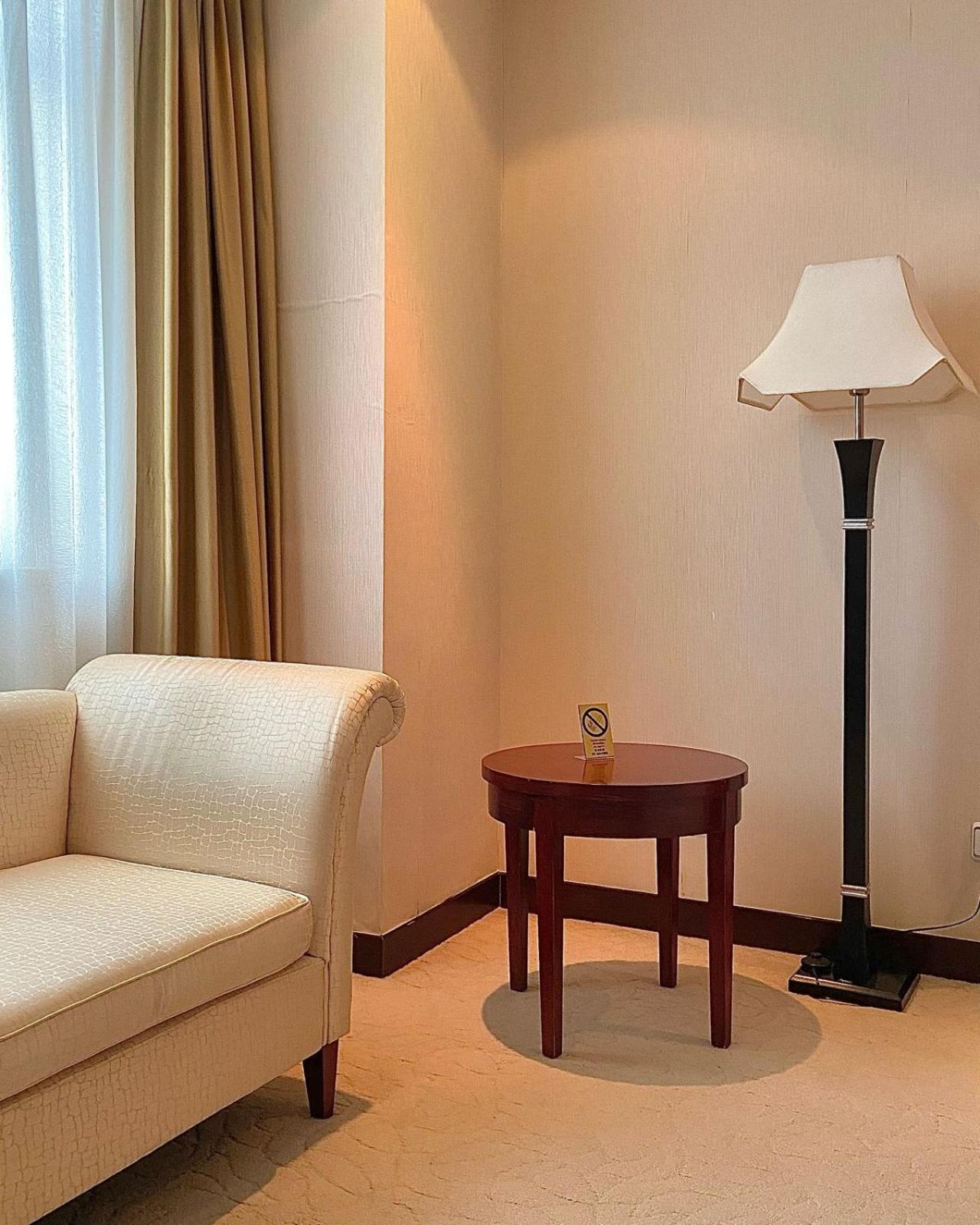 Beijing Palace Soluxe Hotel Astana Екстериор снимка A floor lamp
