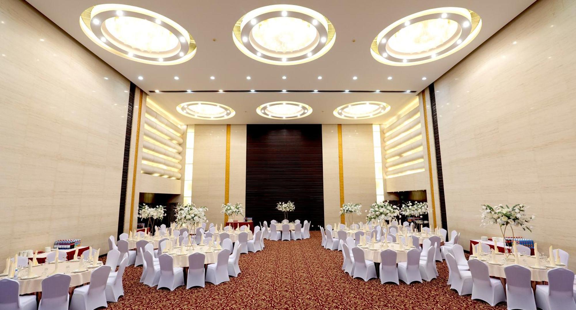 Beijing Palace Soluxe Hotel Astana Екстериор снимка The ballroom