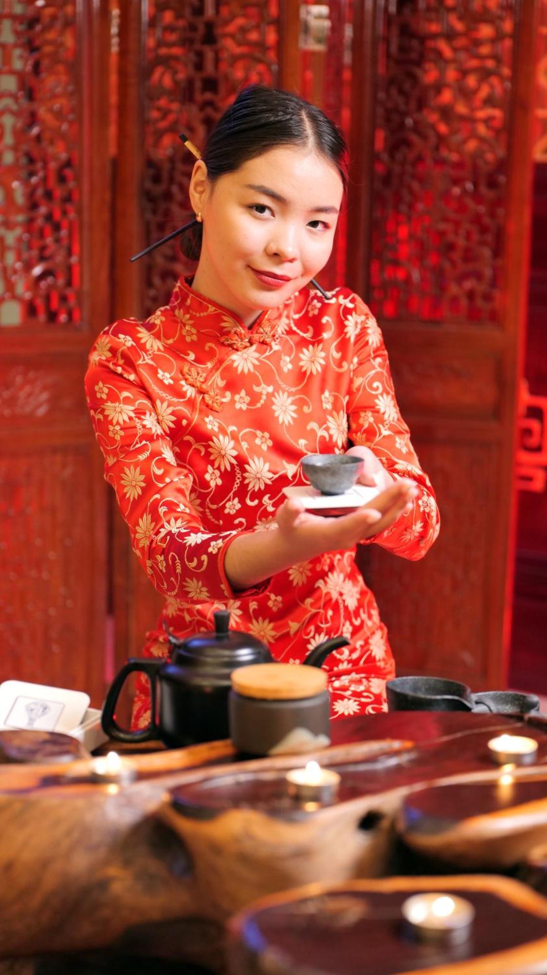 Beijing Palace Soluxe Hotel Astana Екстериор снимка A woman wearing a qipao