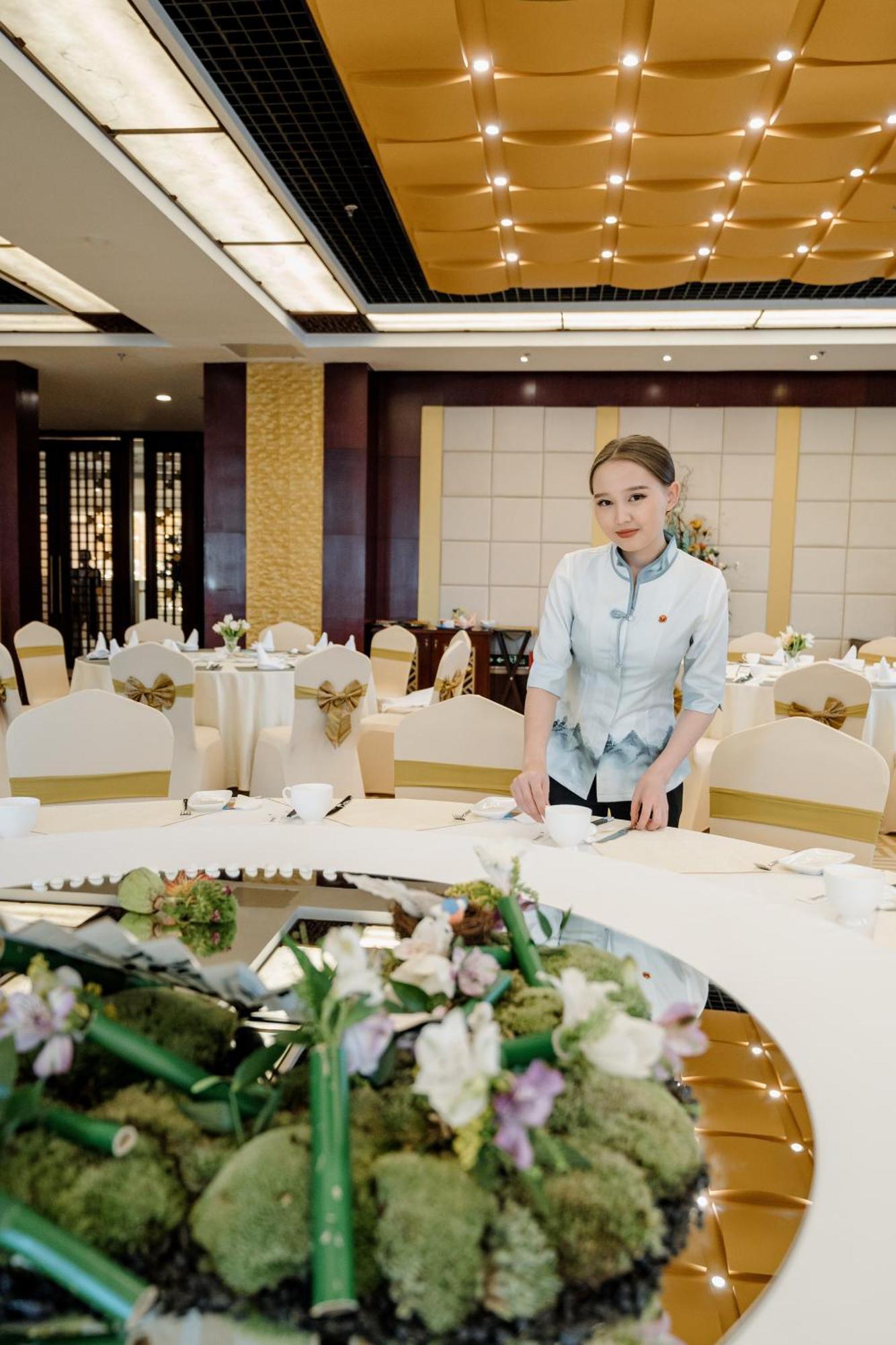 Beijing Palace Soluxe Hotel Astana Екстериор снимка A restaurant hostess
