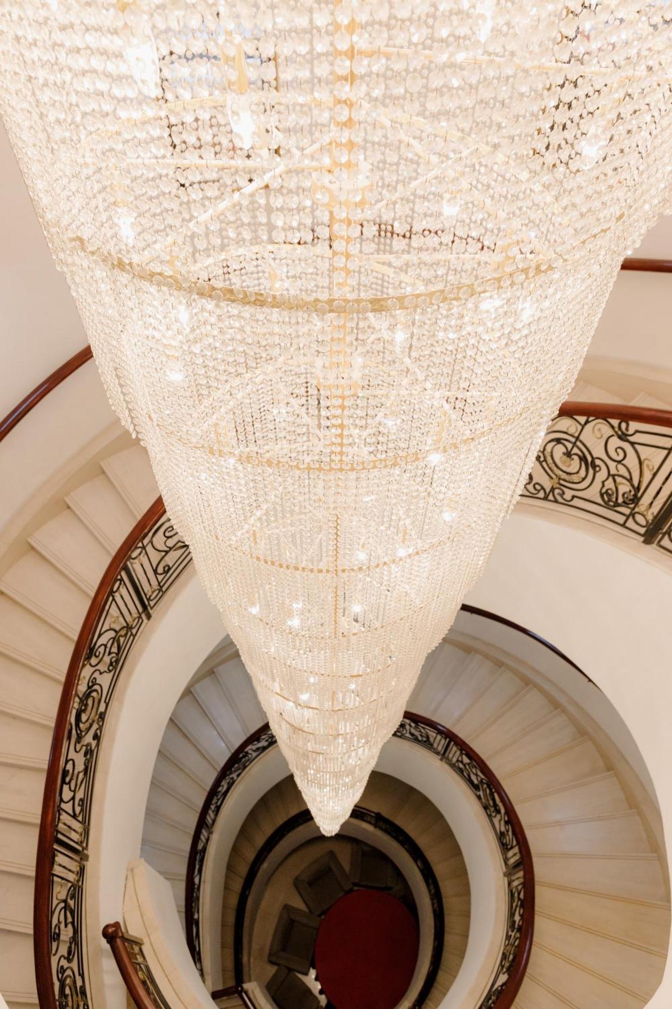 Beijing Palace Soluxe Hotel Astana Екстериор снимка The staircase and chandelier