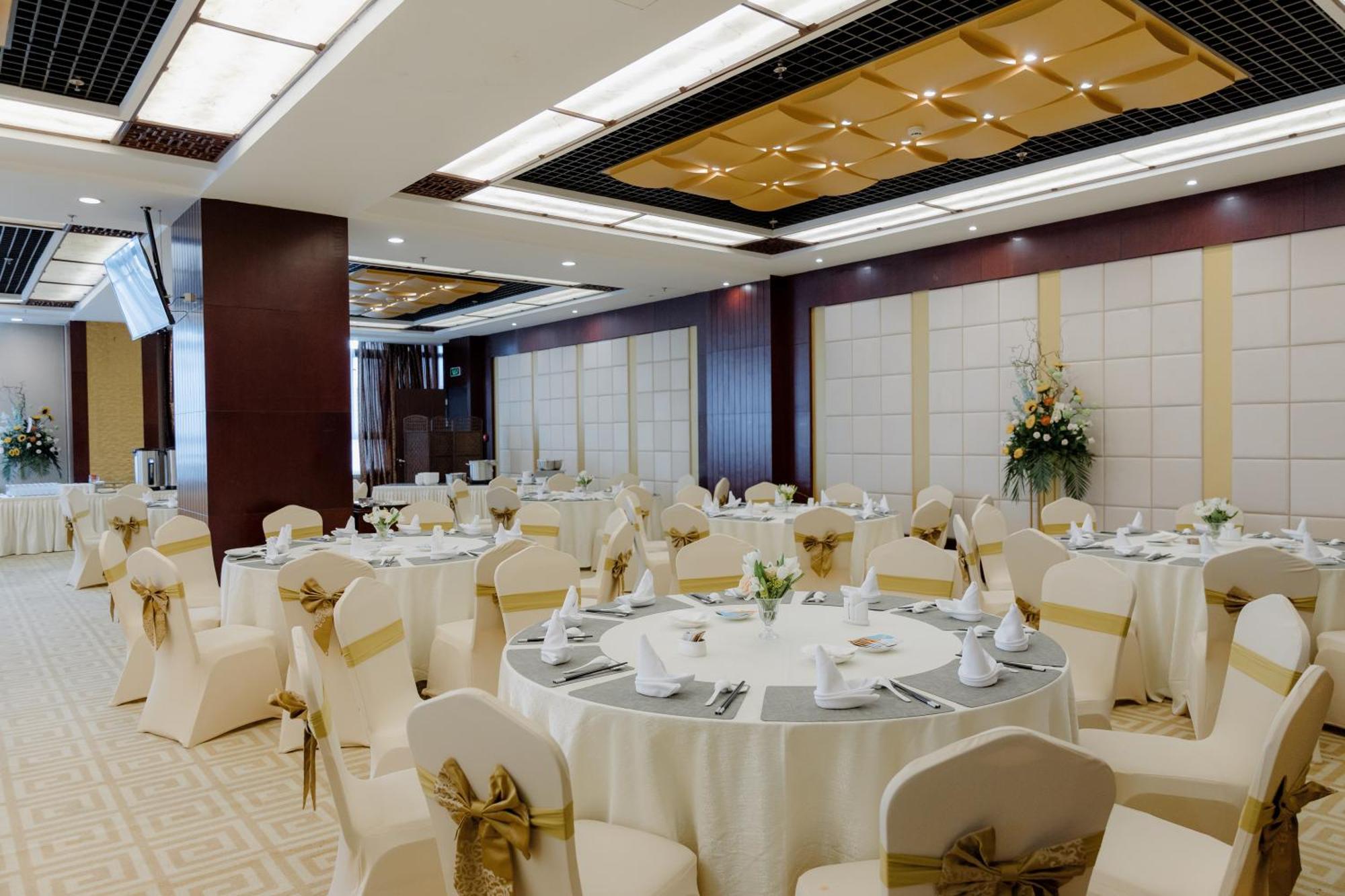 Beijing Palace Soluxe Hotel Astana Екстериор снимка A banquet hall