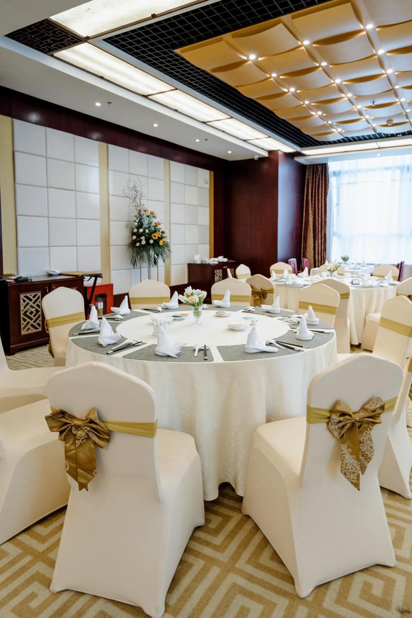 Beijing Palace Soluxe Hotel Astana Екстериор снимка A banquet hall