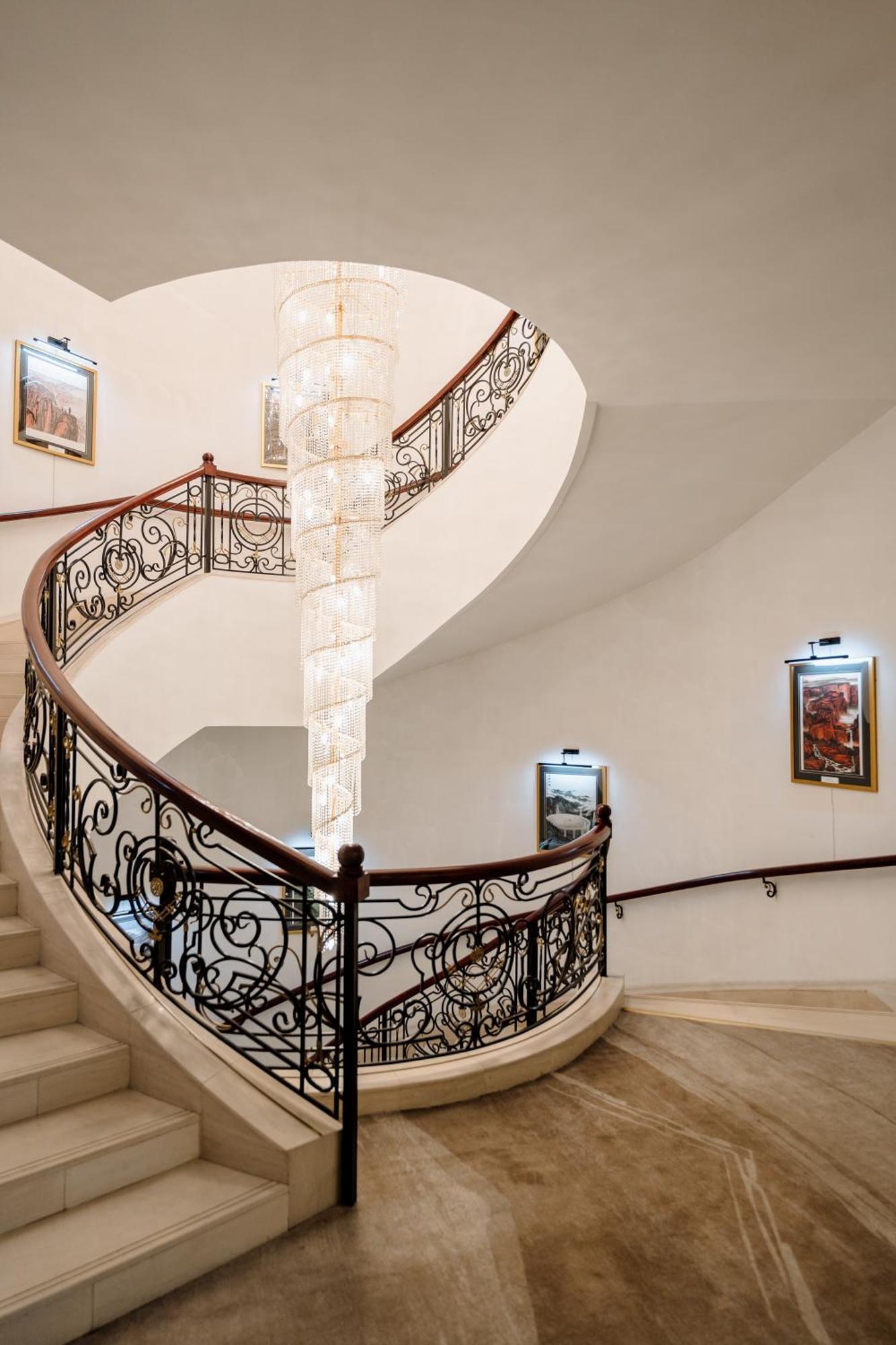 Beijing Palace Soluxe Hotel Astana Екстериор снимка Staircase