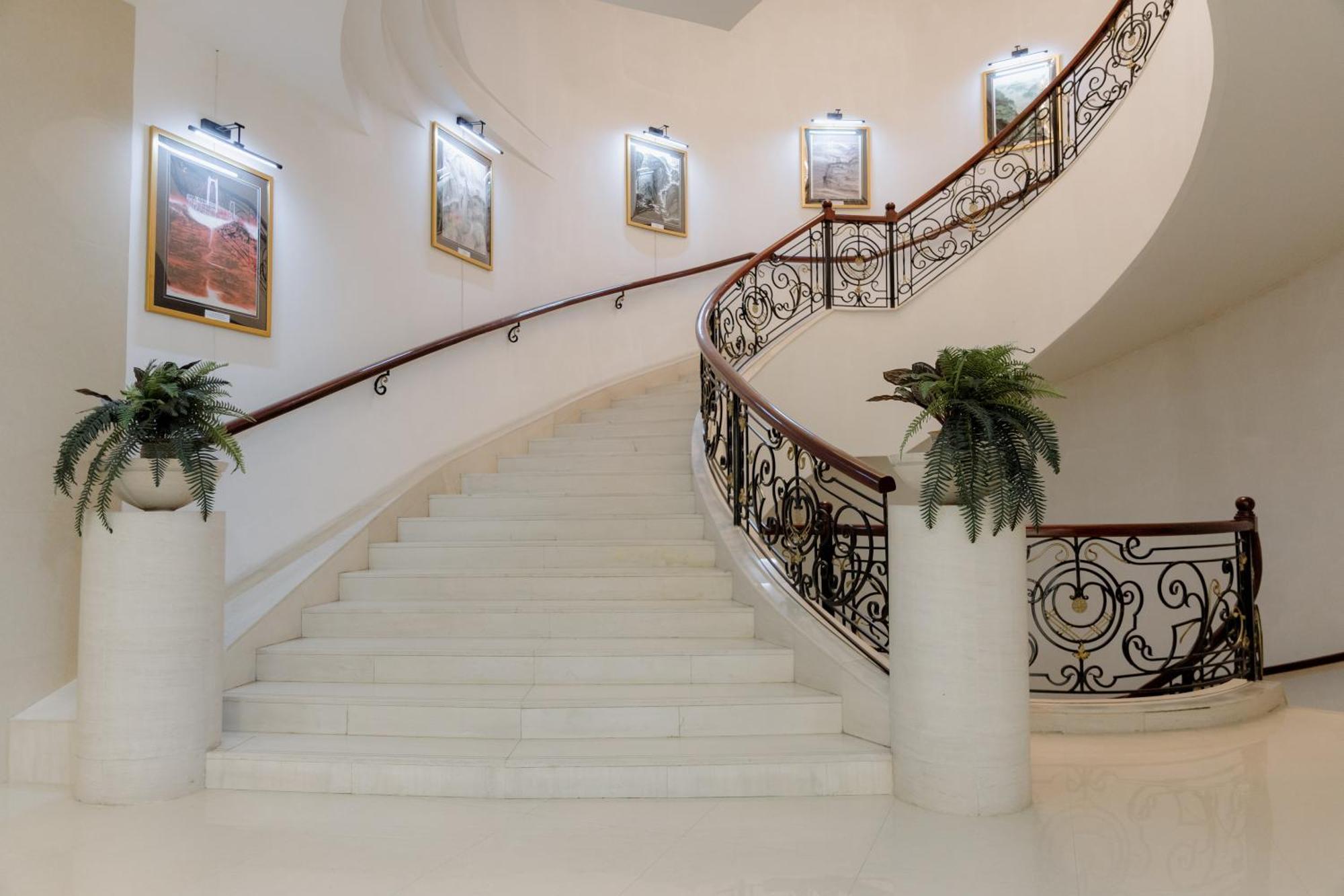 Beijing Palace Soluxe Hotel Astana Екстериор снимка Staircase